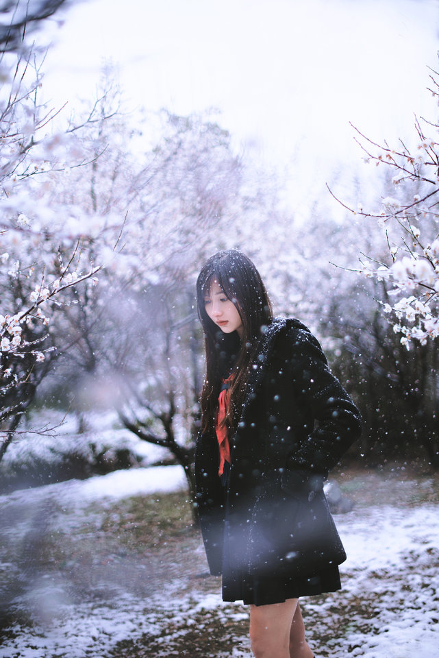 雪地上的清纯女子图片