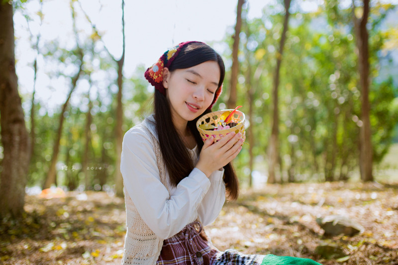 碎花裙美女森林捡松果