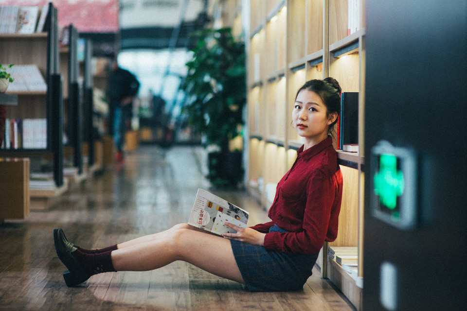 图书馆清纯卖萌女